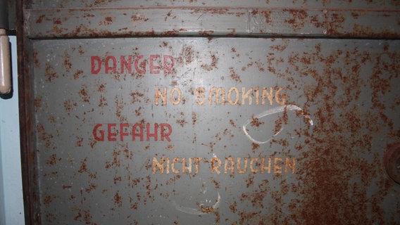 An einer Tür des Kaufmann-Bunkers steht "Danger. No smoking" © NDR.de Foto: Marc-Oliver Rehrmann