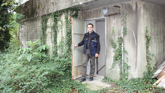 Ronald Rossig vom Verein "unter hamburg" steht am Eingang des Kaufmann-Bunkers © NDR.de Foto: Marc-Oliver Rehrmann