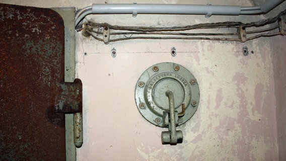 In einer Gasschleuse des Kaufman-Bunkers ist eine Lüftungsluke zu sehen © NDR.de Foto: Marc-Oliver Rehrmann