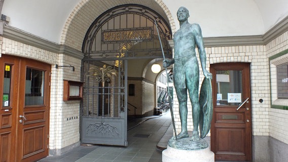 Die Skulptur am Eingang des "Afrikahaus" in der Großen Reichenstraße in Hamburg  Foto: Marc-Oliver Rehrmann