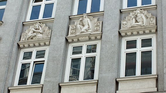 Eine Hausfassade mit Motiven des Kolonialhandels in Hamburg.  Foto: Marc-Oliver Rehrmann