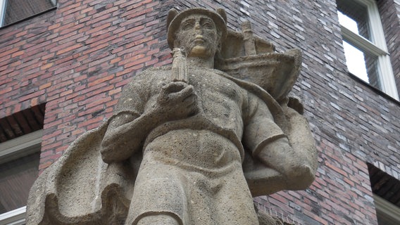 Der Mohlenhof in Hamburg mit einer Merkur-Figur von Richard Kuöhl - auf seiner Schulter das Hanseschiff "HANSA"  Foto: Marc-Oliver Rehrmann