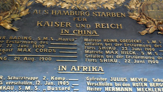 Eine Gedenkplatte in der St. Michaelis-Kirche in Hamburg erinnert an die gefallenen deutschen Soldaten in den deutschen Kolonien (Detail).  Foto: Marc-Oliver Rehrmann