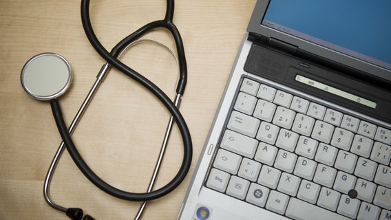 Ein Stethoskop liegt neben einem Laptop. © dpa/picture alliance Foto: Patrick Peul