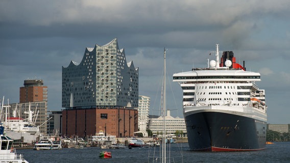 Das Kreuzfahrtschiff "Queen Mary 2" im Hamburger Hafen. © picture alliance / dpa Foto: Daniel Reinhardt