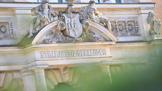Der Eingang des Strafjustizgebäudes am Sievekingsplatz in Hamburg. © picture alliance/dpa Foto: Jonas Walzberg