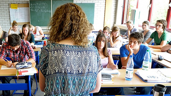 Eine Lehrerin unterrichtet eine Schulklasse. © picturedesk Foto: Rainer Unkel