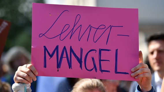 Eine Schülerin hält bei einer Demonstration in Erfurt ein Plakat mit der Aufschrift "Lehrermangel" in Händen. © picture alliance/dpa | Martin Schutt Foto: Martin Schutt