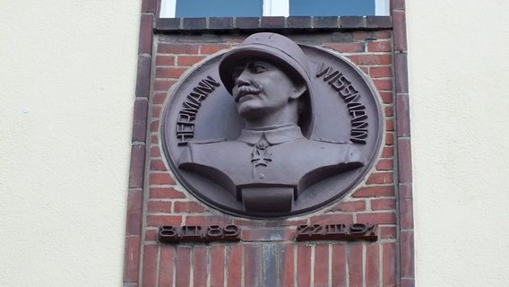 Eine Abbildung von Hermann von Wissmann an einer Hausfassade auf dem Gelände der ehemaligen Lettow-Vorbeck-Kaserne in Hamburg-Jenfeld © NDR.de Foto: Marc-Oliver Rehrmann