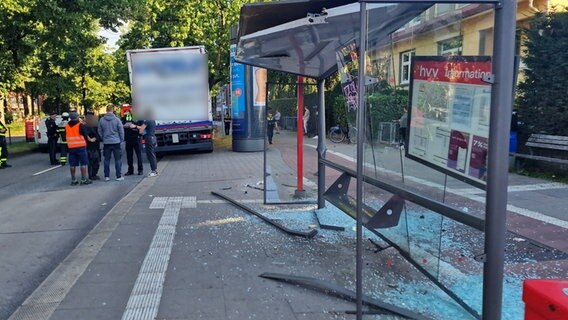 Eine demolierte Bushaltestelle im Vordergrund, der verursachende Lkw im Hintergrund. © HamburgNews 