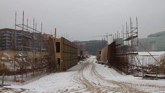 Gerüste und Spundwände begrenzen die Baustelle der künftigen "Fuge" zwischen Lohsepark und Bahnsteig. © NDR Foto: Daniel Sprenger