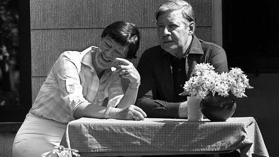 Bundeskanzler Helmut Schmidt und seine Frau Loki, aufgenommen am 03.08.1981 während ihres Urlaubs am Brahmsee bei Langwedel (Schleswig-Holstein). © Picture-Alliance/dpa Foto: Lothar Heidtmann