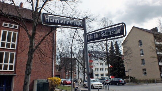 Zwei Straßennamenschilder in Barmbek: Heitmannstraße und Beim alten Schützenhof. © Marc-Oliver Rehrmann Foto: Marc-Oliver Rehrmann