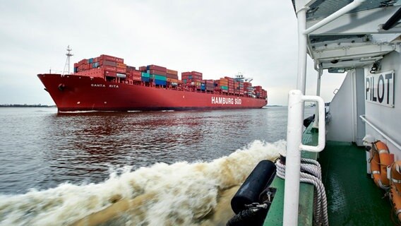 Blick von Lotsenversetzboot auf "Santa Rita" © NDR Foto: Sven Alexander Heine