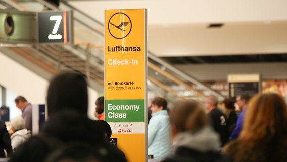 Ein Lufthansa-Schild an einem Schalter am Hamburger Flughafen. © picture alliance/dpa Foto: Bodo Marks