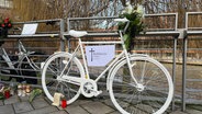 Mahnwache in der Hafencity für eine getötete Radfahrerin. © NDR Foto: Finn Kessler