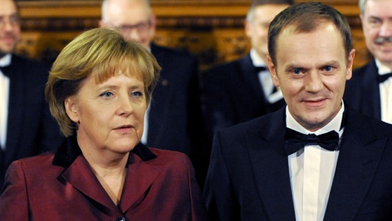 Bundeskanzlerin Angela Merkel (CDU) und der polnische Ministerpräsident Donald Tusk beim Matthiae-Mahl im Hamburger Rathaus Bundeskanzlerin Angela Merkel (CDU) und der polnische Ministerpräsident Donald Tusk beim Matthiae-Mahl im Hamburger Rathaus © dpa Foto: Maurizio Gambarini
