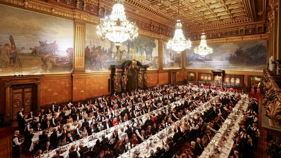 Festlich erleuchtet ist der Große Saal des Hamburger Rathauses beim traditionellen Matthiae-Mahl. © picture alliance / dpa Foto: Ulrich Perrey