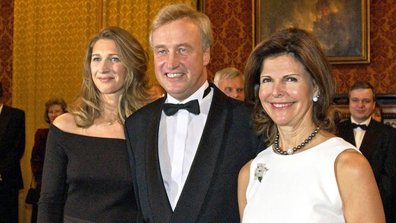 Ole von Beust empfängt im Hamburger Rathaus 2003 Steffi Graf (links) und Königin Silvia von Schweden. © dpa Foto: Wolfgang Langenstrassen