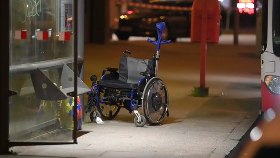 Ein Rollstuhl steht an einer Bushaltestelle. © News5 