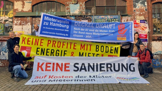 Mietervereine und Bürgerinitiativen in Hamburg fordern einen Mieten- und Energiepreisdeckel- © NDR Foto: Reinhard Postelt