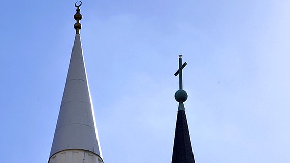 Minarett und Kirche nebeneinander in Mannheim. © dpa Foto: Ronald Wittek