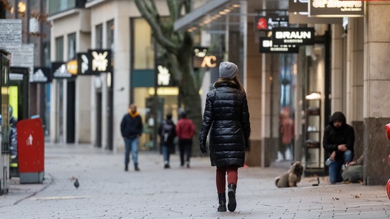 Eine Frau geht auf dem Fußweg der Mönckebergstraße. © picture alliance/dpa Foto: Markus Scholz