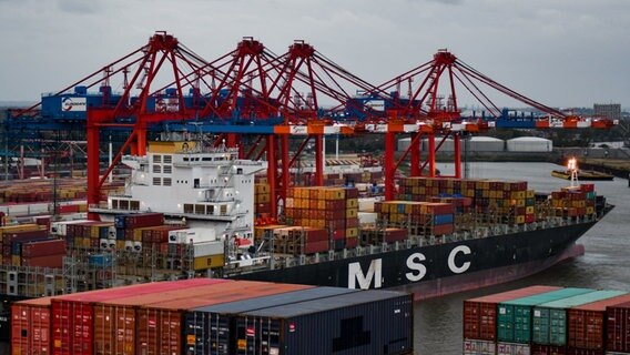 Container stapeln sich am in Hamburg am Burchardkai. © picture alliance / Axel Heimken/dpa Foto: Axel Heimken