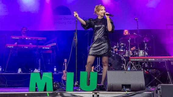 Feier zum Tag der Deutschen Einheit: Die Sängerin "MIU" auf der NDR Bühne am Jungfernstieg. © NDR Foto: Axel Herzig