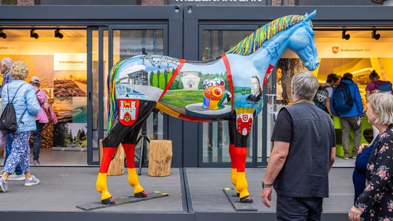 Ein Pferd mit Malerein steht auf der Ländermeile vor dem Stand des Landes Niedersachsen. © NDR Foto: Axel Herzig