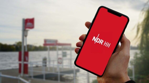 Eine Person an der Hamburger Alster hält ein Smartphone, auf dem die NDR Hamburg App läuft, in der Hand. © NDR Foto: Fabian Möller