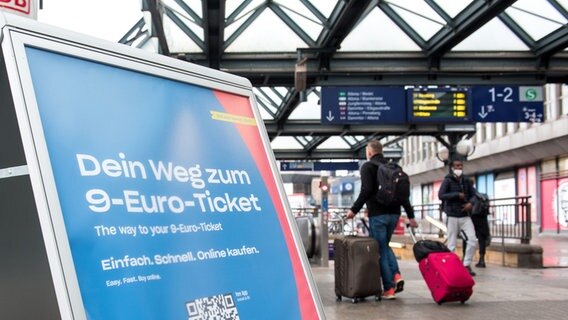 Ein Schild mit der Aufschrift "Dein Weg zum 9-Euro-Ticket" steht im Hamburger Hauptbahnhof. © picture alliance/dpa Foto: Daniel Bockwoldt