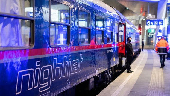 Ein Nightjet Zug steht während eines Medientermins der ÖBB am Gleis im Hauptbahnhof von Wien. © Georg Hochmuth/APA/dpa Foto: Georg Hochmuth