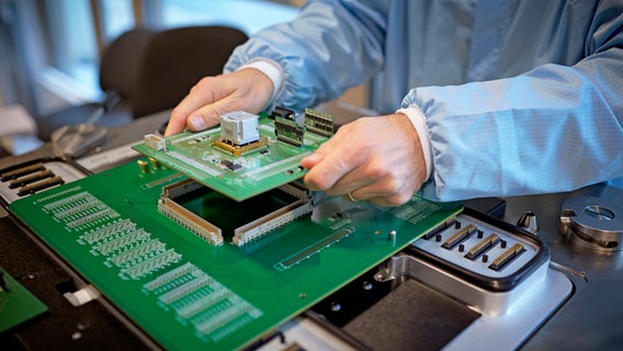 Eine Person arbeitet in einem Werk des Chipherstellers NXP. © NXP 