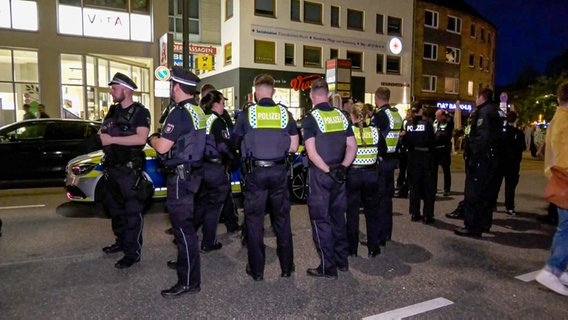 Mehrere Einsatzkräfte der Polizei stehen auf einer Straße in Hamburg. © TVNewsKontor 