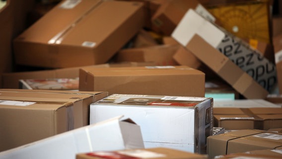 Viele Pakete liegen auf einem Haufen. © picture alliance / dpa Foto: Oliver Berg