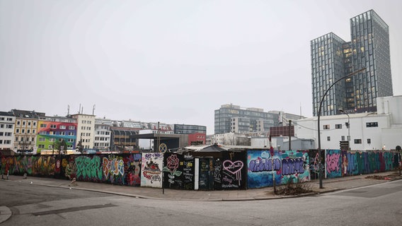 Das brachliegende Areal der ehemaligen Esso-Häuser im Paloma-Viertel an der Reeperbahn auf St. Pauli. © Christian Charisius/dpa Foto: Christian Charisius
