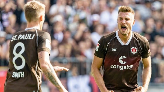 Spielszene aus der Partie FC St. Pauli mit Eric Smith (l.) und Hauke Wahl. © picture alliance/dpa Foto: Axel Heimken