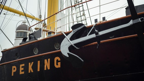 Der neu angebrachte Anker der Viermasterbark und Museumschiff "Peking" ist neben dem Namensschriftzug auf dem Rumpf im Museumshafen in Hamburg zu sehen. Der Anker kommt vom 1957 gesunkenen Schwesterschiff "Pamir". © picture alliance / dpa Foto: Gregor Fischer