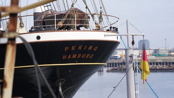 "Peking Hamburg" steht am Heck der Viermastbark "Peking" im Deutschen Hafenmuseum. © Marcus Brandt/dpa 