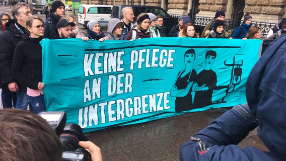 Vor dem Hamburger Rathaus protestieren Pflegekräfte.  Foto: Jörn Straehler-Pohl