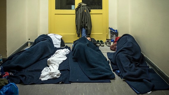 Bewohner des Obdachlosen-Asyls "Pik As" schlafen auf dem Boden.  Foto: Heike Ollertz