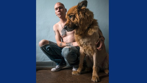 Ein Bewohner des Obdachlosen-Asyls "Pik As" mit seinem Hund © Heike Ollertz Foto: Heike Ollertz