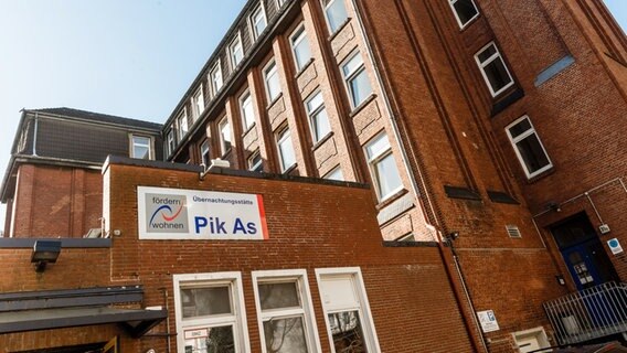 Blick auf das Gebäude der Obdachlosenunterkunft "Pik As" in der Hamburger Neustadt. © picture alliance / dpa Foto: Markus Scholz