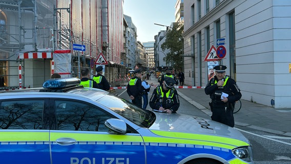 Polizeieinsatz nach Schüssen in der Hamburger Innenstadt. © NDR Foto: Finn Kessler