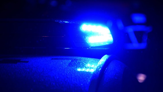Blaulicht auf einem Fahrzeug der Polizei. © picture alliance / Daniel Bockwoldt Foto: Daniel Bockwoldt