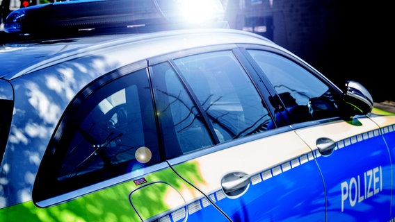 Einsatzfahrzeug der Polizei Hamburg hat Blaulicht und Schriftzug. © picture alliance / Fotostand | Fotostand / K. Schmitt Foto: K. Schmitt