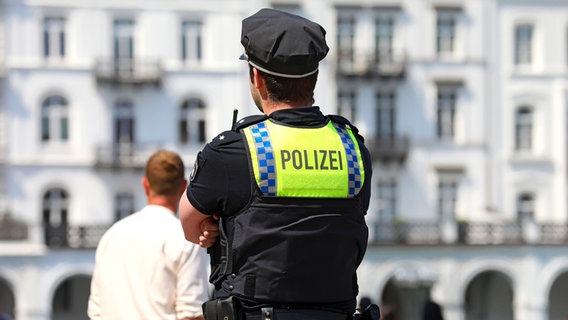 Ein Polizist beobachtet das Geschehen in der Hamburger Innenstadt. © picture alliance / pressefoto_korb | Micha Korb Foto: Micha Korb