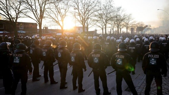 Die Polizei sichern den Fanmarsch von Fans des Hamburger SV zum Millerntor-Stadion. © picture alliance/dpa | Christian Charisius Foto: Christian Charisius