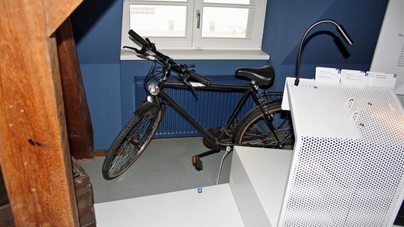 Fluchtfahrrad von "Dagobert", ausgestellt im Hamburger Polizeimuseum © NDR Foto: Nina Hansen